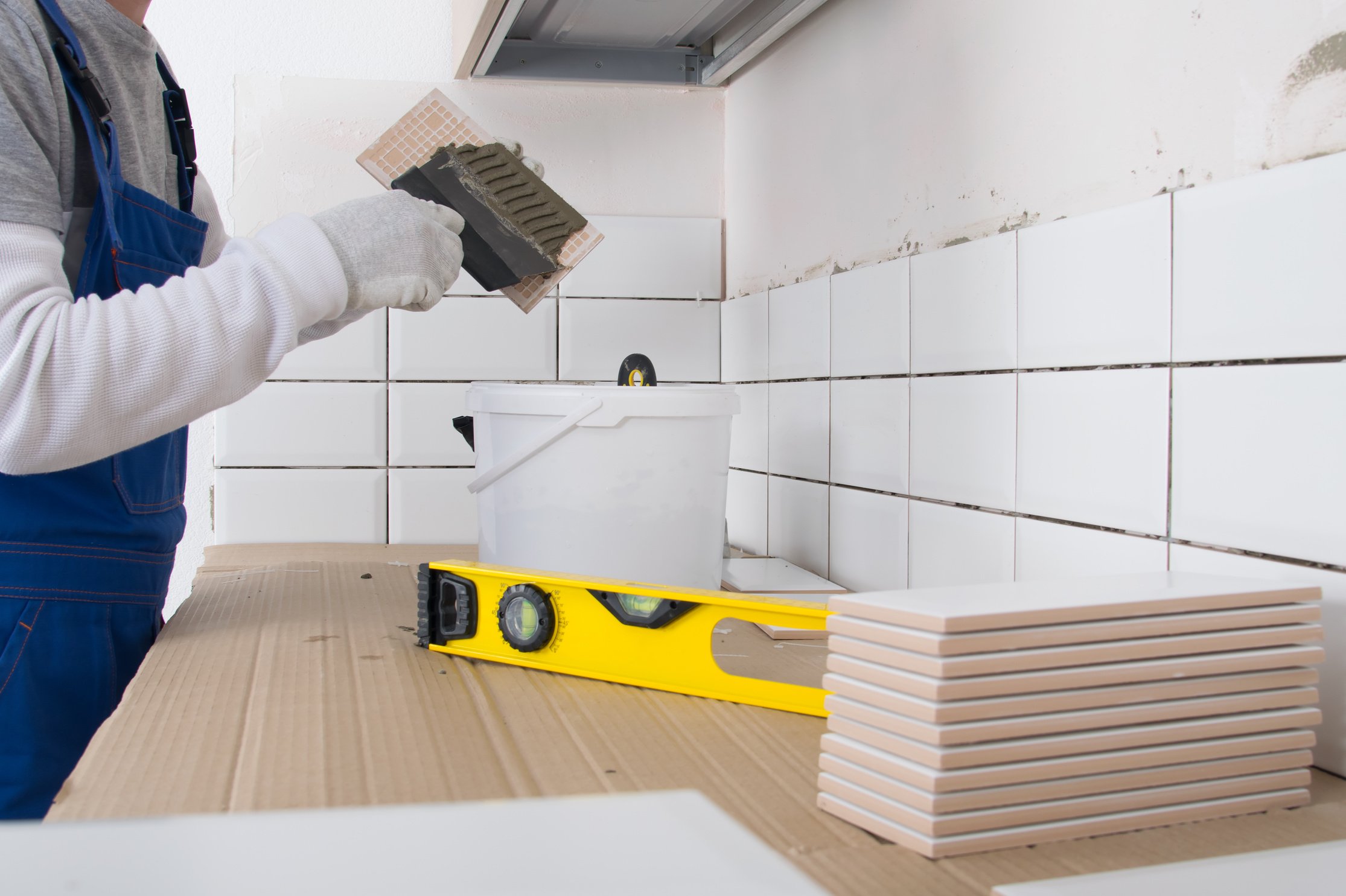 application of the mortar, on the back surface of the tile for gluing on the wall